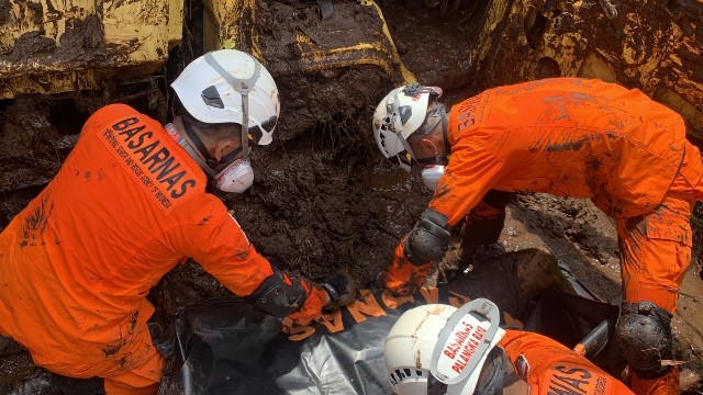 Tim Basarnas Mengevakuasi Korban Kecelakaan Tunggal Di Daerah Pulang Pisau, Kalimantan Tengah