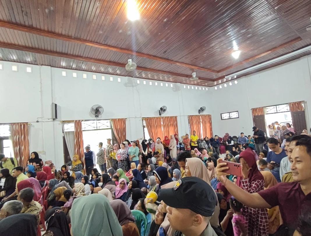 Masyarakat Kecamatan Sematu Jaya Antusias Hadiri Pasar Murah