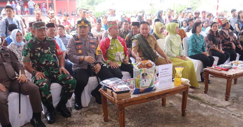 Hermon Dampingi Gubernur Membuak Pasar Mura Di Puruk Cahu