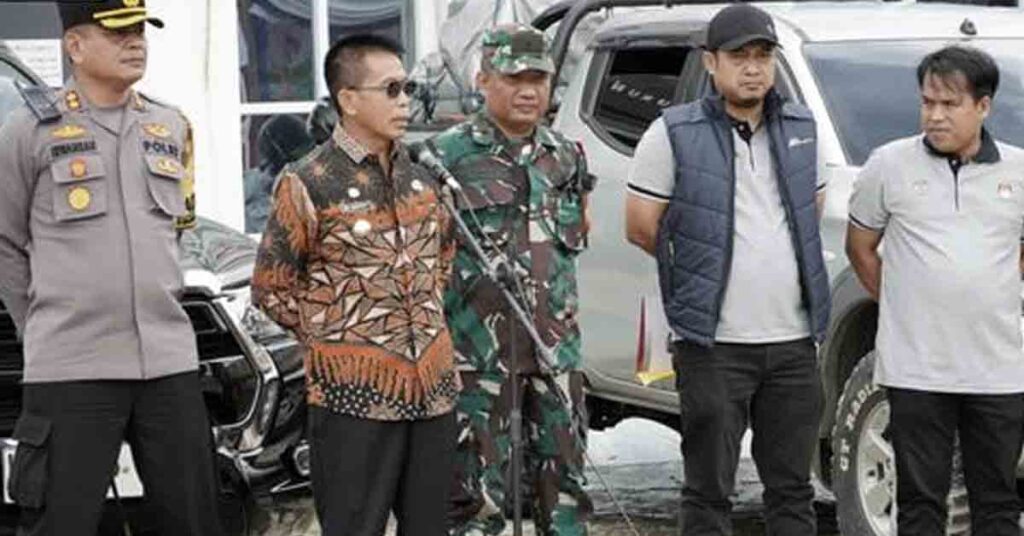 Hermon Didampingi Forkopimda Mura Menghadiri Acara Pelepasan Penyaluran Logistik Pilkada Serentak 2024 Yang Dilaksanakan Oleh Kpu Kabupaten Mura