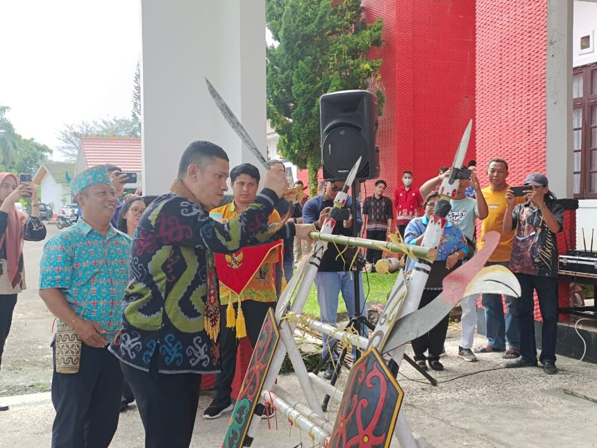 Menjelang Pilkada Mura 2024, Pj Bupati Murung Raya (mura), Hermon Meninjau Kesiapan Dan Pelaksanaan Pendaftaran Cabup Dan Wacabup Di Kantor Kpu Murung Raya