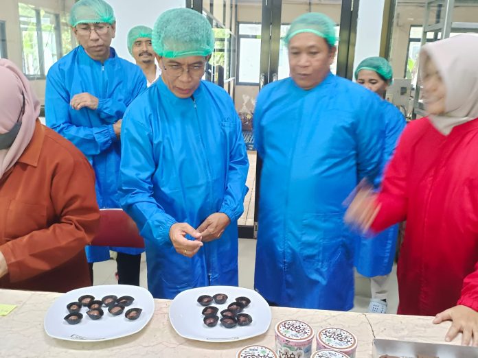 Pj Bupati Hermon Mengunjungi Serta Melihat Berbagai Mesin Hingga Pabrik Pengolahan Kakao Dan Kopi Di Puslitkoka Pt Riset Perkebunan Nusantara Kabupaten Jember, Jawa Timur