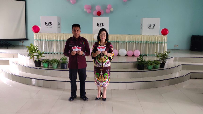 Pj Bupati Mura Hermon Beserta Istri Gunakan Hak Suaranya Memilih Di Tps 21