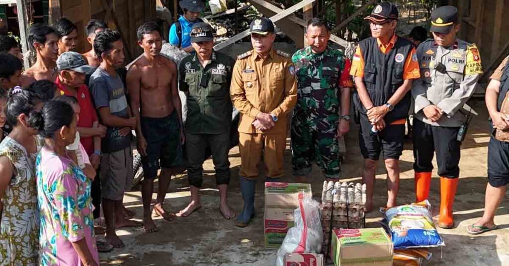 Pj Bupati Mura Menyerahkan Bantuan Sembako Dan Makanan Siap Saji Untuk Korban Banjir Tepatnya Di Desa Muara Sumpoi Dan Desa Muara Jaan
