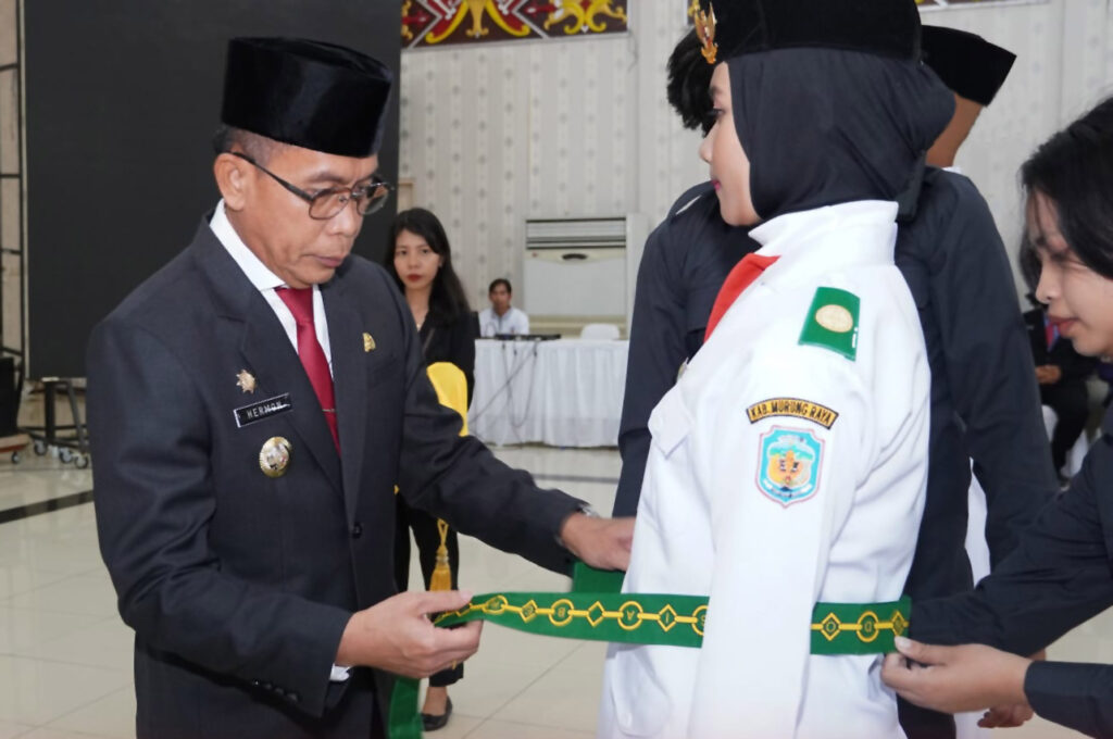 Pj Bupati Murung Raya (mura), Hermon Secara Resmi Mengukuhkan Pasukan Pengibar Bendera Pusaka (paskibraka) Tingkat Kabupaten Mura Tahun 2024