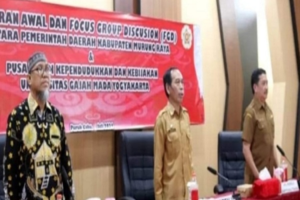 Pj Bupati Murung Raya (mura) Melalui Asisten I Sekda Mura, Serampang, Membuka Fokus Group Discussion (fgd) Di Aula Kantor Bappedalitbang Mura 1