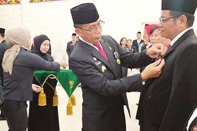 Penyematan Lencana Satyalencana Karya Satya Dilakukan Pj Bupati Murung Raya Hermon Di Gpu Tira Tangka Balang Puruk Cahu, Kamis 15 8 24(ist).