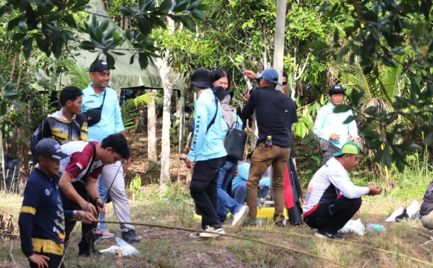 Resmi Membuka Kegiatan Lomba Memancing Yang Diselenggarakan Di Kolam Ikan Hasil Restocking Dinas Perikanan Dan Peternakan Di Kelurahan Puruk Cahu Seberang