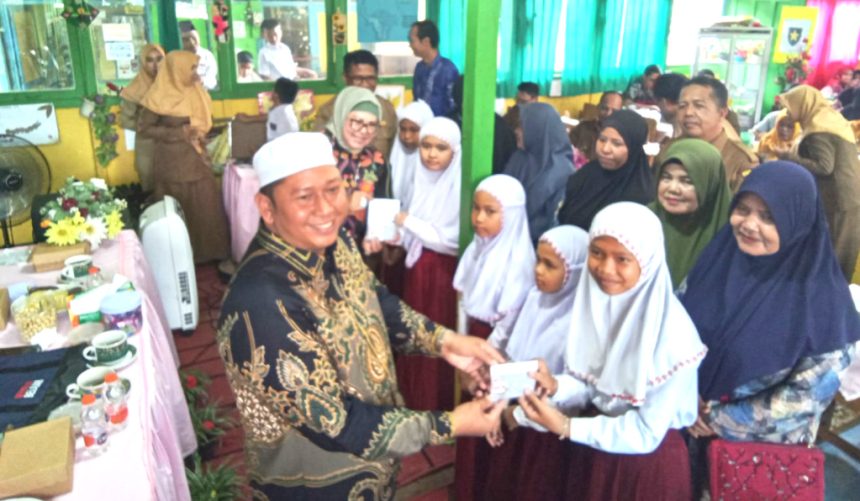 H Bahrul Ilmi Bersama Siswa Sdn Marabahan 3