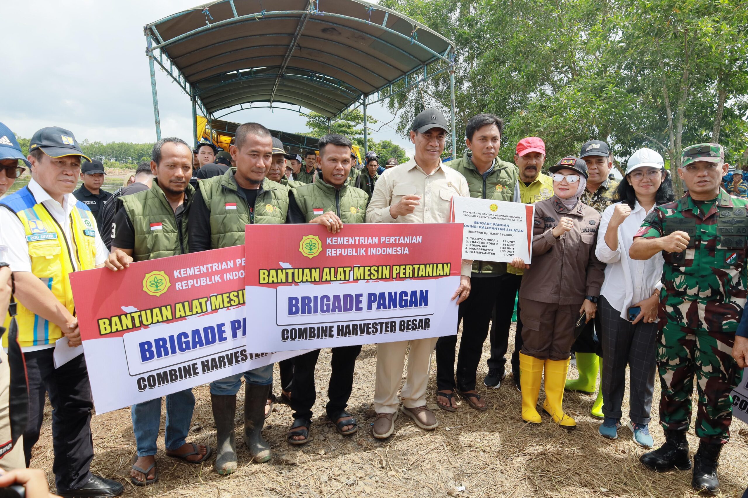 Menteri Pertanian (mentan) Andi Amran Sulaiman Dalam Kunjungan Kerjanya Ke Kabupaten Barito Kuala Di Desa Anjir Pasar Kota Barito Kuala 22 11 2024 (istimewa)