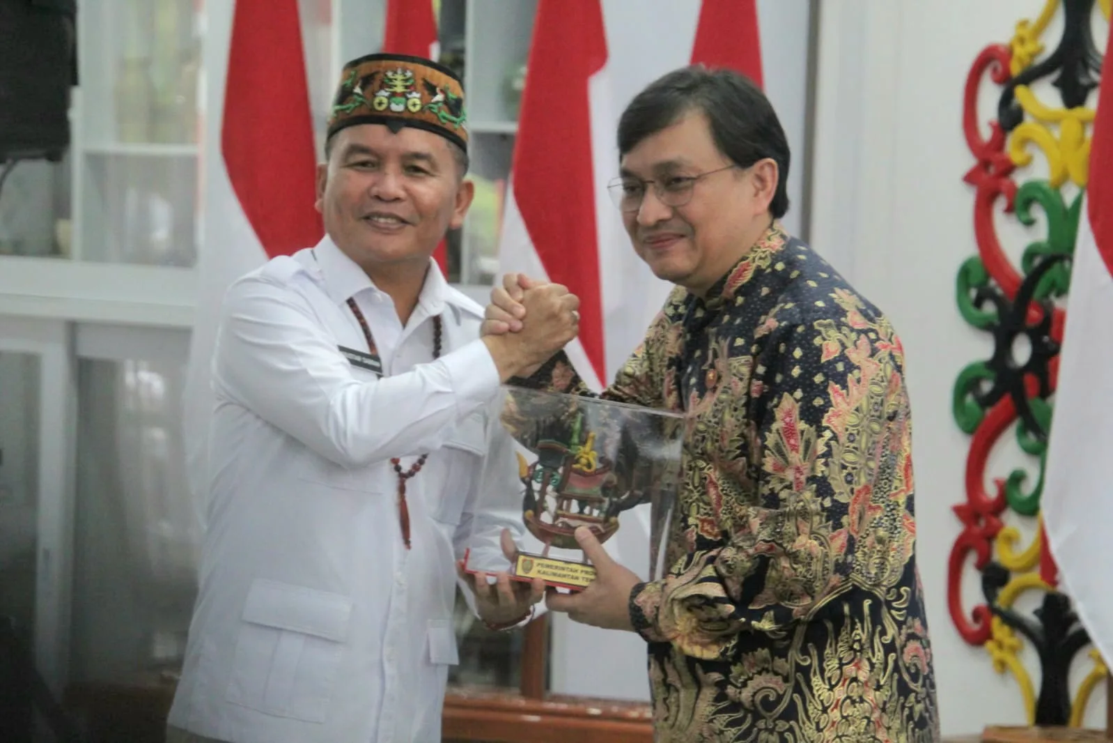 Gubernur Kalimantan Tengah Agustiar Sabran Saat Memberikan Cenderamata Kepada Staf Khusus Presiden Republik Indonesia Bidang Ekonomi Kreatif Yovie Widianto Di Istana Isen Mulang (ist)