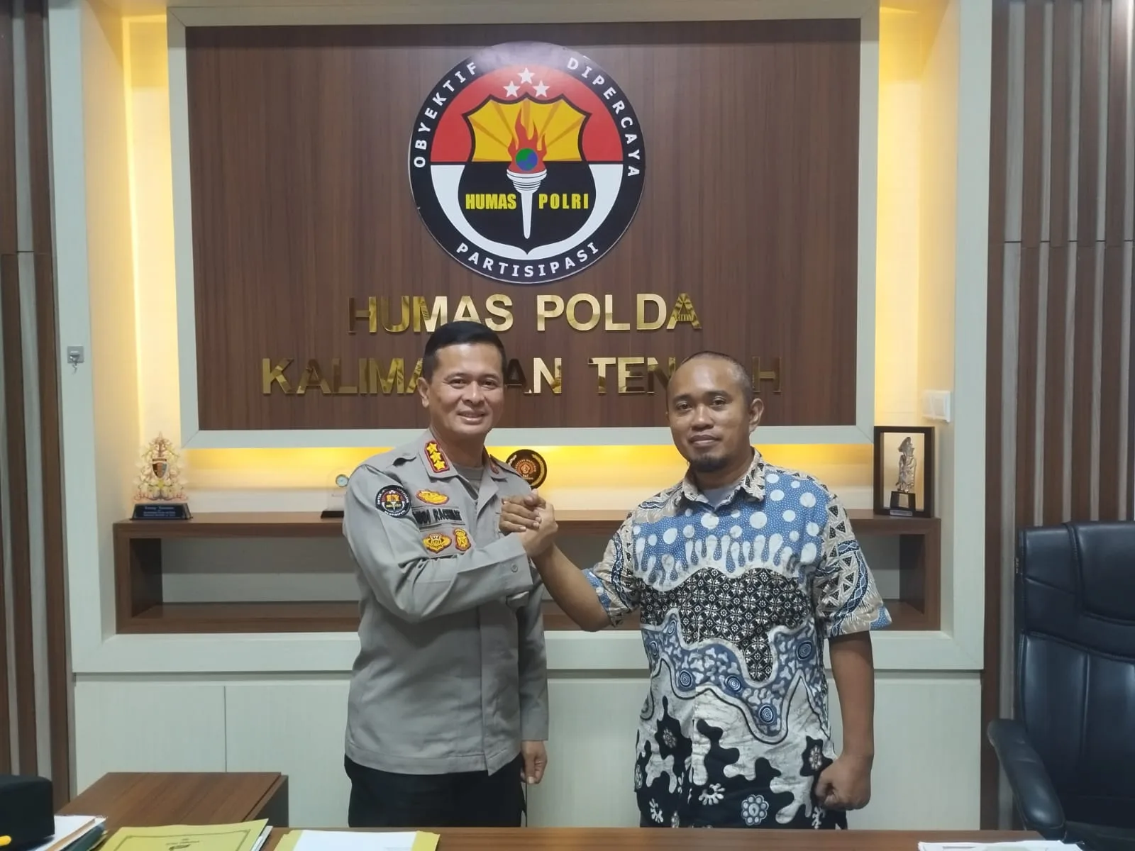 Ketua Smsi Akhiruddin Foto Bersama Kepala Bidang Humas Polda Kalteng Kombes Pol Budi Rachmat, Di Mapolda Kalimantan Tengah, Jumat (2022026). (foto Ist)