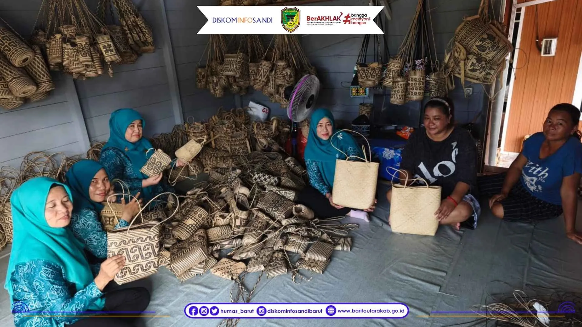 Ketua Tim Penggerak Pkk Kabupaten Barito Utara, Hj. Maya Savitri Shalahuddin, Saat Kunjungan Ke Sentra Pengrajin Anyaman Rotan (ist)