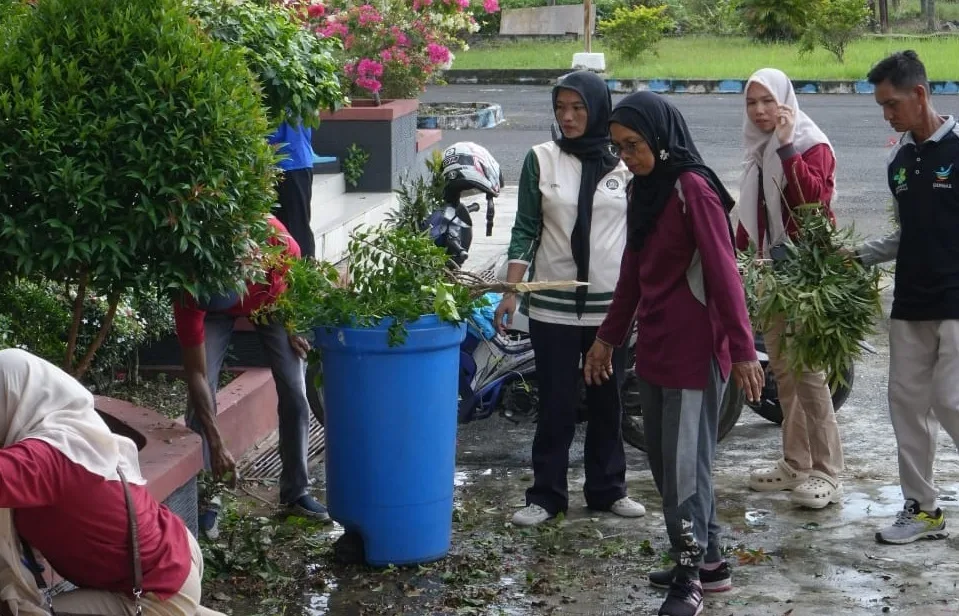 Aksi Bersih Bersih Lingkungan Kantor Sekretariat Dprd Barito Kuala 1