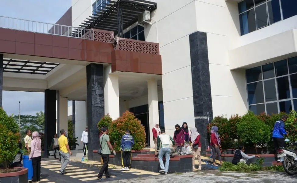 Aksi Bersih Bersih Lingkungan Kantor Sekretariat Dprd Barito Kuala