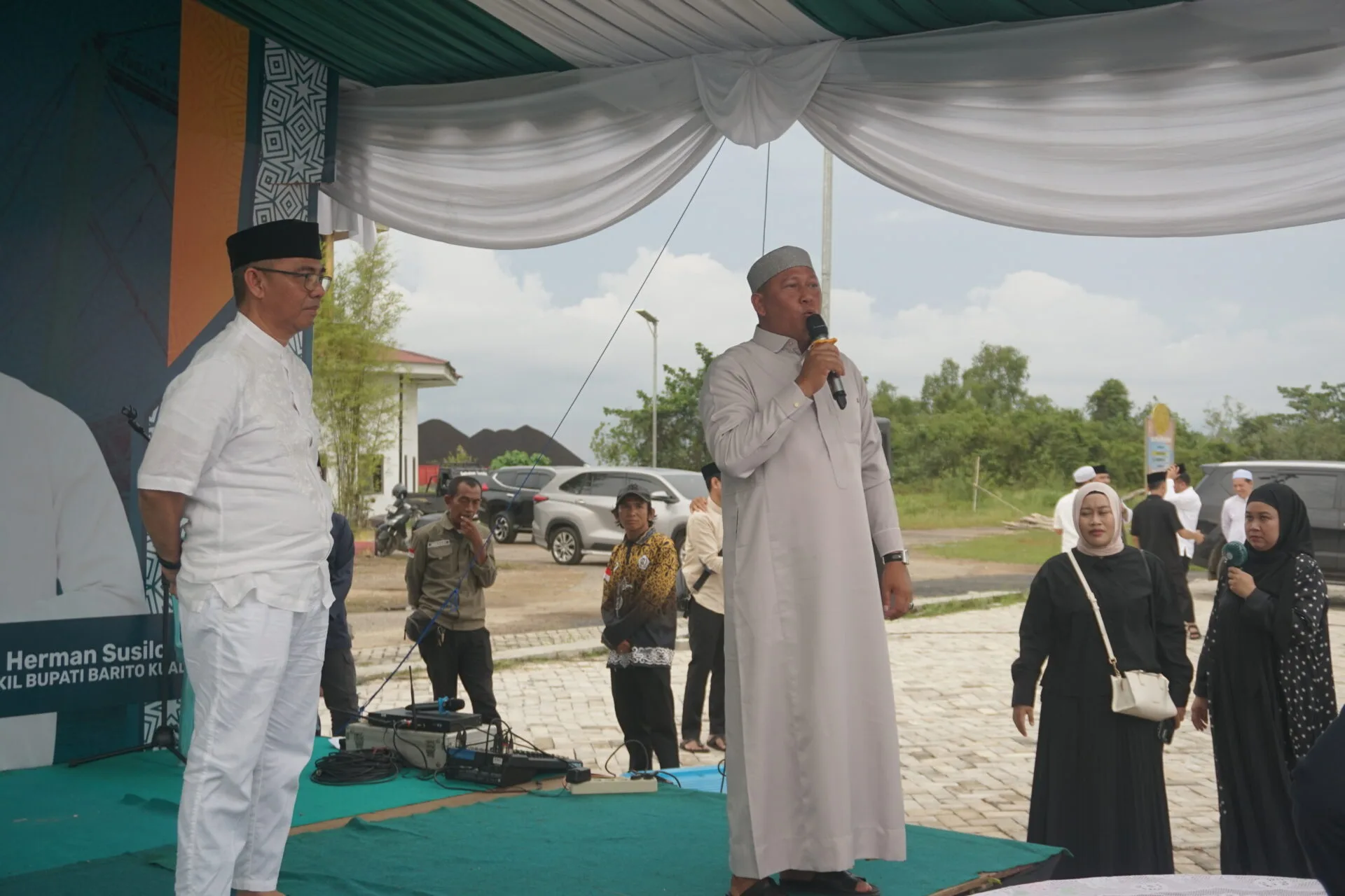 Bupati Bahrul Ilmi Di Dampingi Sekda Batola Zulkifli Yadinoor Resmi Menutup Kuliner Ramadan Baiman 1447 Hijriah Yang Berlokasi Di Ruang Terbuka Hijau (rth) Jembatan Barito (fotoprokim)