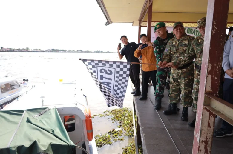 Bupati Bahrul Ilmi Melepas Penumpang Program Mudik Gratis Bertajuk “hati Lega Lebaran Bahagia” Di Dermaga Siring Ulek Marabahan 1,