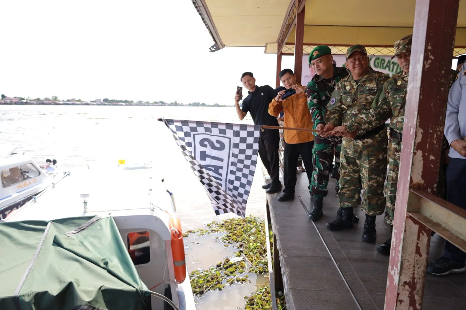 Bupati Bahrul Ilmi Melepas Penumpang Program Mudik Gratis Bertajuk “hati Lega Lebaran Bahagia” Di Dermaga Siring Ulek Marabahan 1,