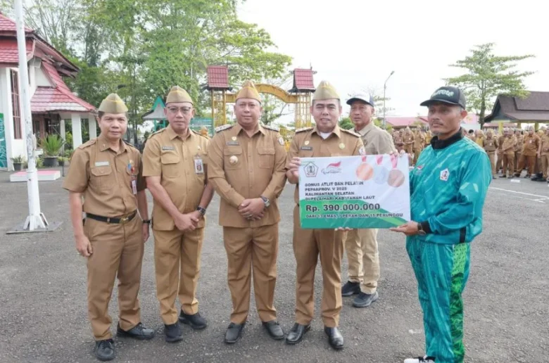 Bupati H Bahrul Ilmi Didamping Wabup Batola Herman Susil;o Menyerahkan Dana Hibah Dan Bonus Kepada Koni Batola Dan Atlet Berprestasi