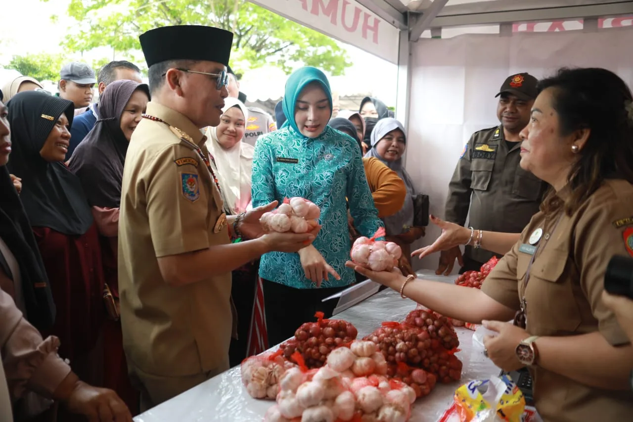Gubernur Agustiar Sabran, Beserta Ketua Tp Pkk Prov. Kalteng, Aisyah Thisia Agustiar Sabran, Meninjau Langsung Pelaksanaan Pasar Murah Dan Gerakan Pangan Murah