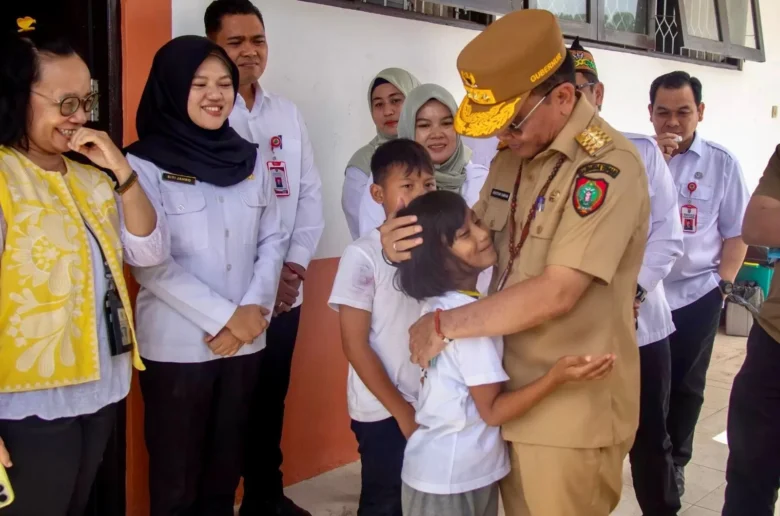 Gubernur Agustiar Sabran Menyapa Siswa Sekolah Saat Agenda Kunjungan