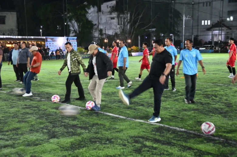 Gubernur Kalimantan Tengah, Agustiar Sabran, Secara Resmi Membuka Turnamen Gubernur Ramadhan Cup Kalteng Berkah Turnamen Mini Soccer All Star (ist)