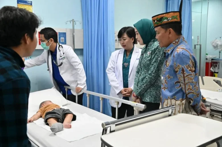 Gubernur Kalteng Agustiar Sabran Bersama Ketua Tpkk Provinsi Kalteng Aisyah Thisia Agustiar Sabran Saat Menjenguk Pasien, Belum Lama Ini. (mmckalteng)