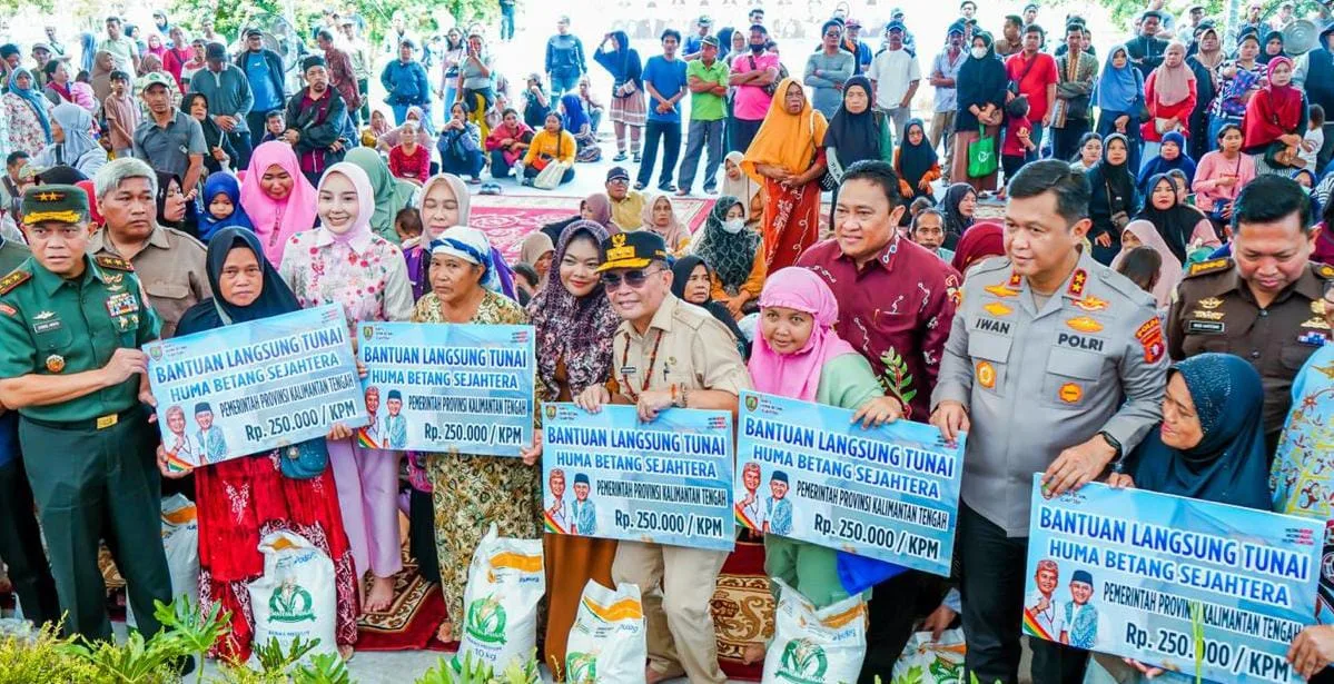 Gubernur Kalteng, Agustiar Sabran, Menyerahkan Blt Ke Penerima Manfaat