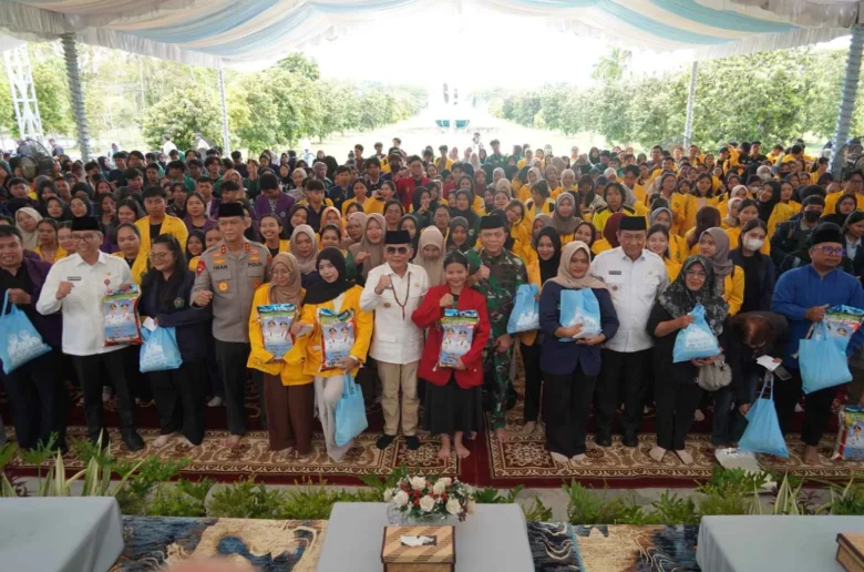 Gubernur Bagikan 3000 Sembako Gratis Untuk Mahasiswa