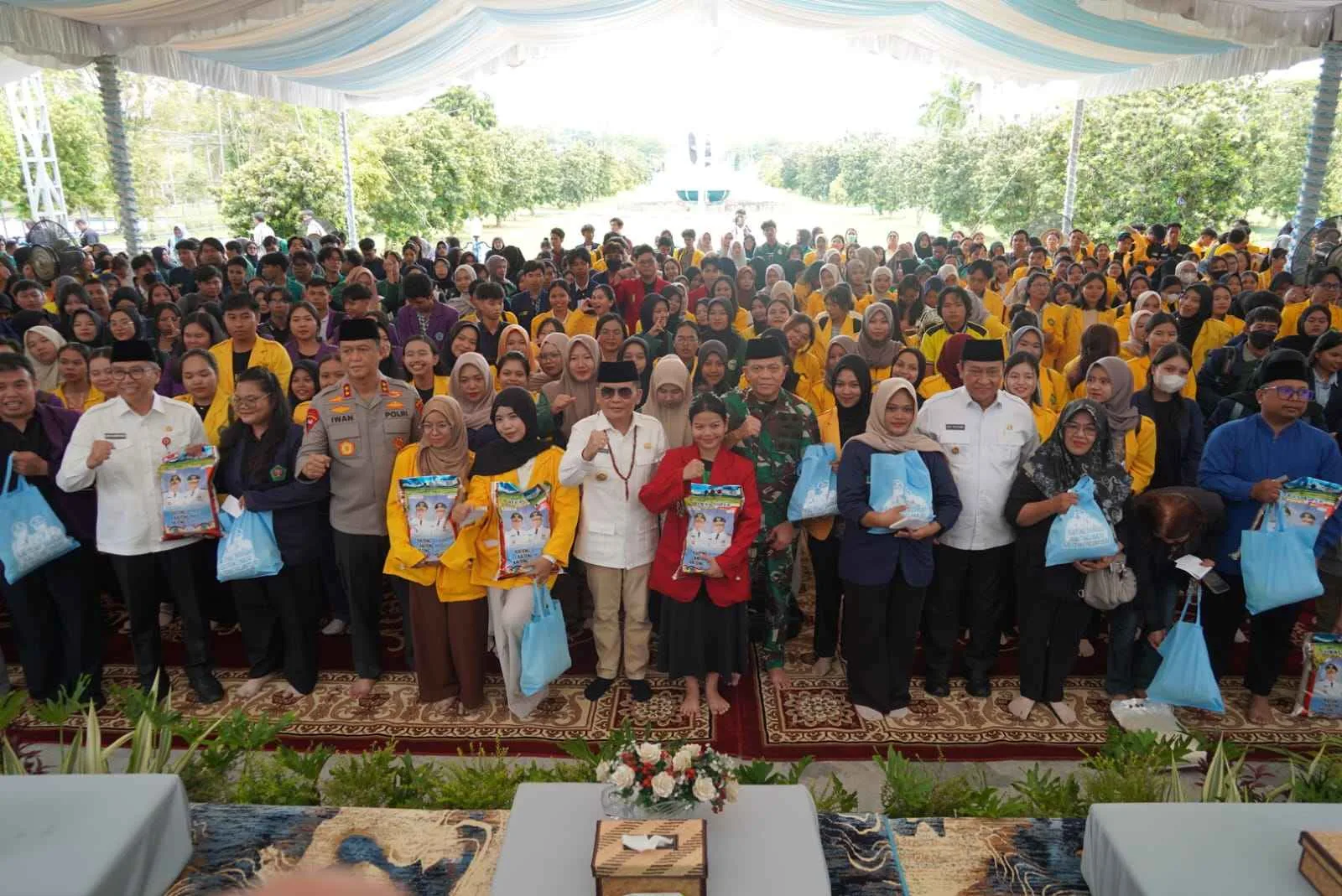 Gubernur Bagikan 3000 Sembako Gratis Untuk Mahasiswa