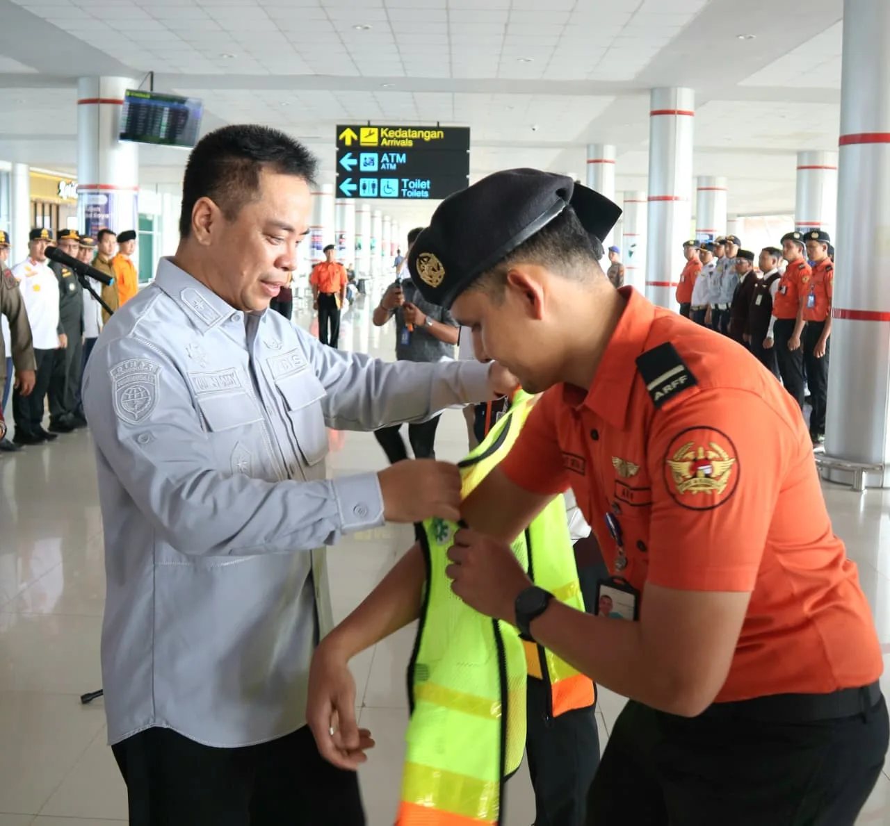 Kadishub Kalteng Kalimantan Yulindra Dedy Saat Menyematkan Rompi Kepada Petugas Dalam Apel Pembukaan Posko Monitoring Angkutan Udara Lebaran 1447 H 2026 Di Bandara Tjilik Riwut, Palangka Raya (ist)
