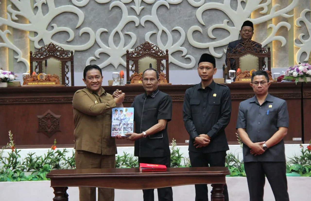 Ketua Dprd Kalteng Arton S Dohong Menerima Lkpj Kalteng 2025 Dari Wagub Edy Pratowo (ist)