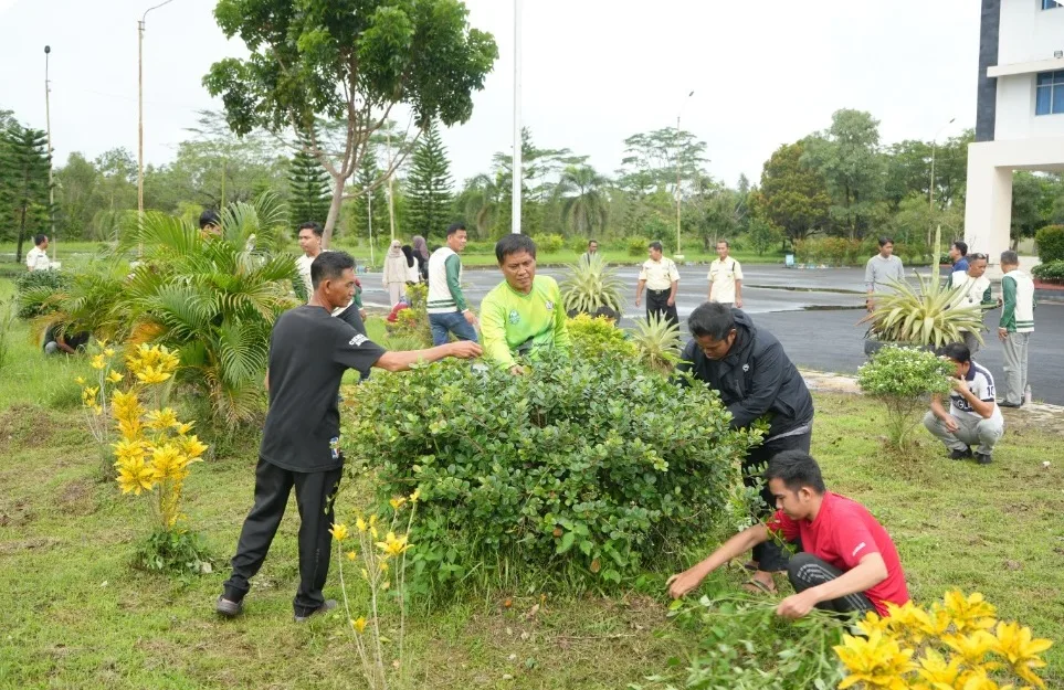 Sekretariat Dprd Kabupaten Barito Kuala Melaksanakan Kegiatan Kerja Bakti Dengan Membersihkan Sa