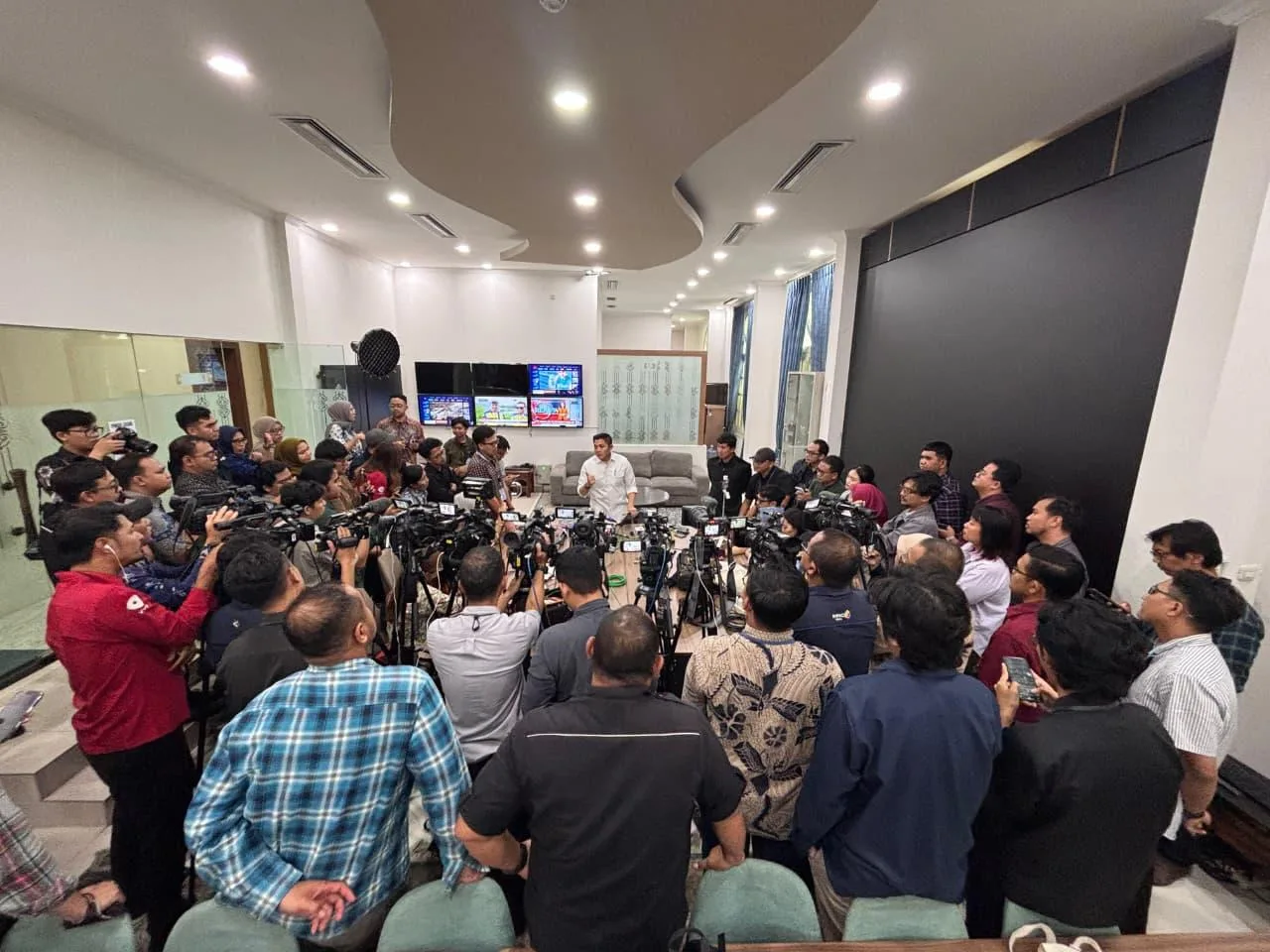 Sekretaris Kabinet (seskab) Teddy Indra Wijaya Menyampaikan Kenaikan Insentif Guru Honor (ist)