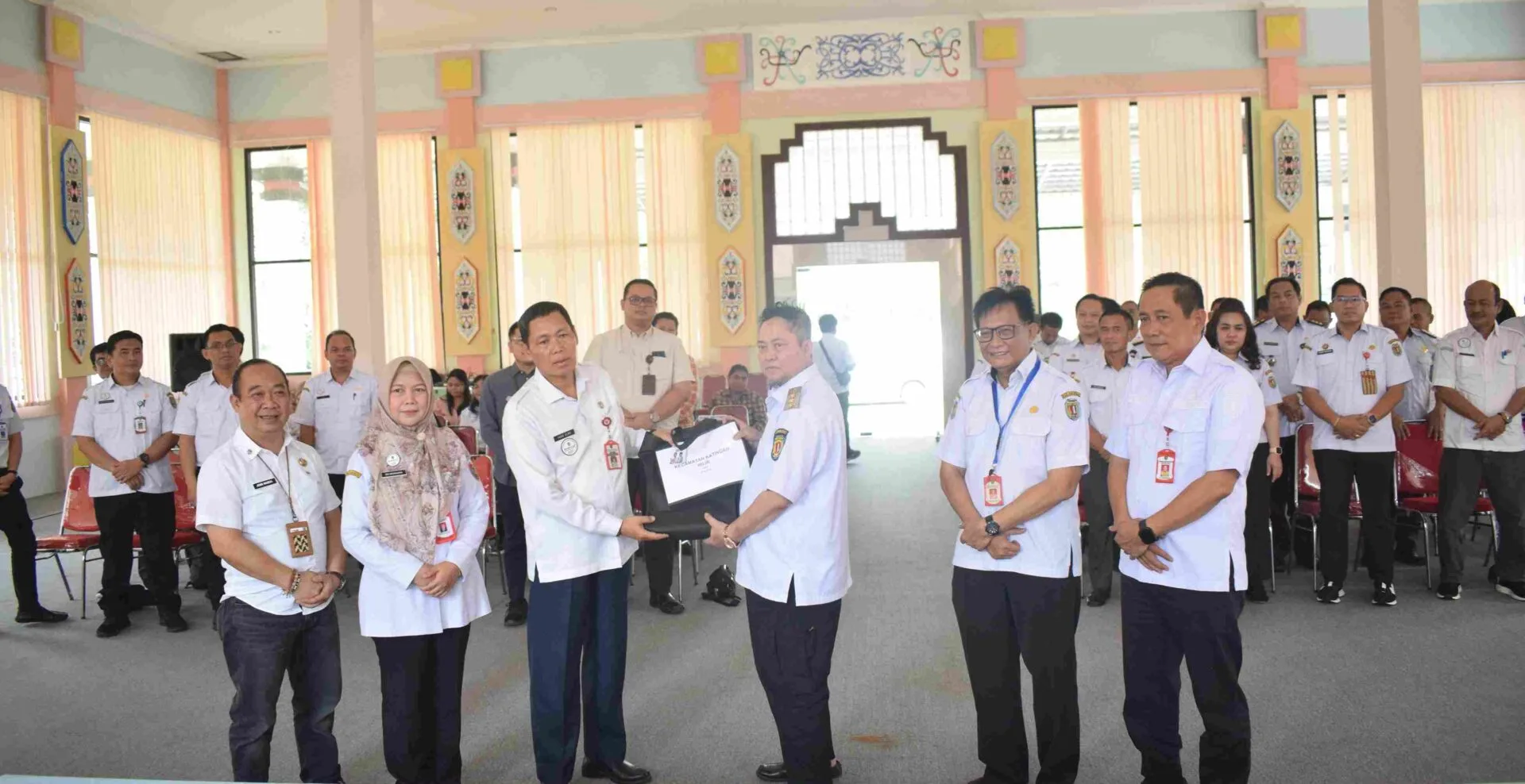 Staf Ahli Gubernur Bidang Ekonomi, Keuangan Dan Pembangunan Yuas Elko Menyerahan Secara Simbolis Kartu Huma Betang Sejahtera Oleh Kepada Bupati Katingan Saiful (ist) 1