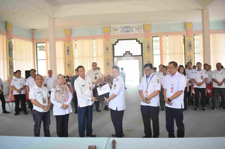 Staf Ahli Gubernur Bidang Ekonomi, Keuangan Dan Pembangunan Yuas Elko Menyerahan Secara Simbolis Kartu Huma Betang Sejahtera Oleh Kepada Bupati Katingan Saiful (ist)