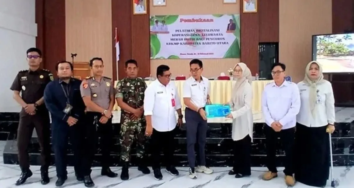 Asisten Pemerintahan Dan Kesra Setda Barito Utara Eveready Noor Dan Pejabat Lainnya Menyerahkan Materi Pelatihan Kepada Peserta Pengelolaan Koperasi Desa Kelurahan Merah Putih