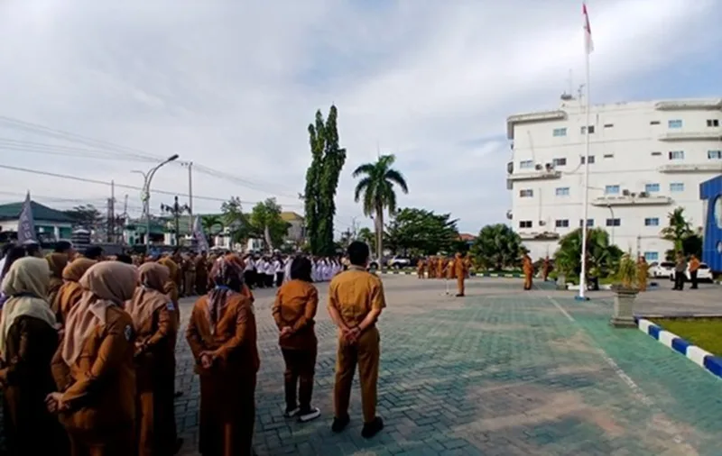Bupati Barito Utara H. Shalahuddin Memimpin Apel Pagi Di Lingkungan Rumah Sakit Tersebut, Senin, 9 Februari 2026