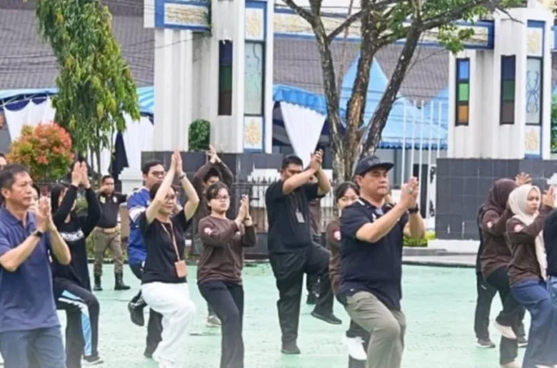 Bupati Barito Utara, Shalahuddin Melakukan Kegiatan Senam Pagi Bersama Jajaran Aparatur Sipil Negara (asn) Dilingkungan Setda Barito Utara