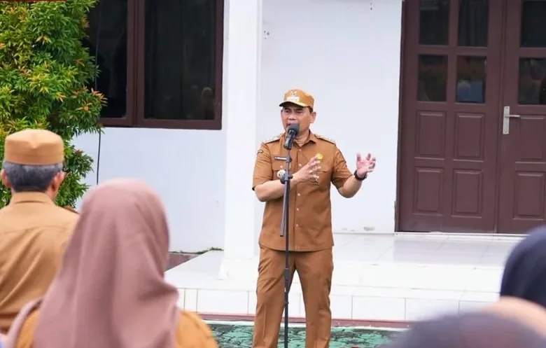 Bupati Barito Utara, Shalahuddin, Memimpin Langsung Apel Pagi Di Halaman Kantor Dinas Pekerjaan Umum Dan Penataan Ruang (ist)