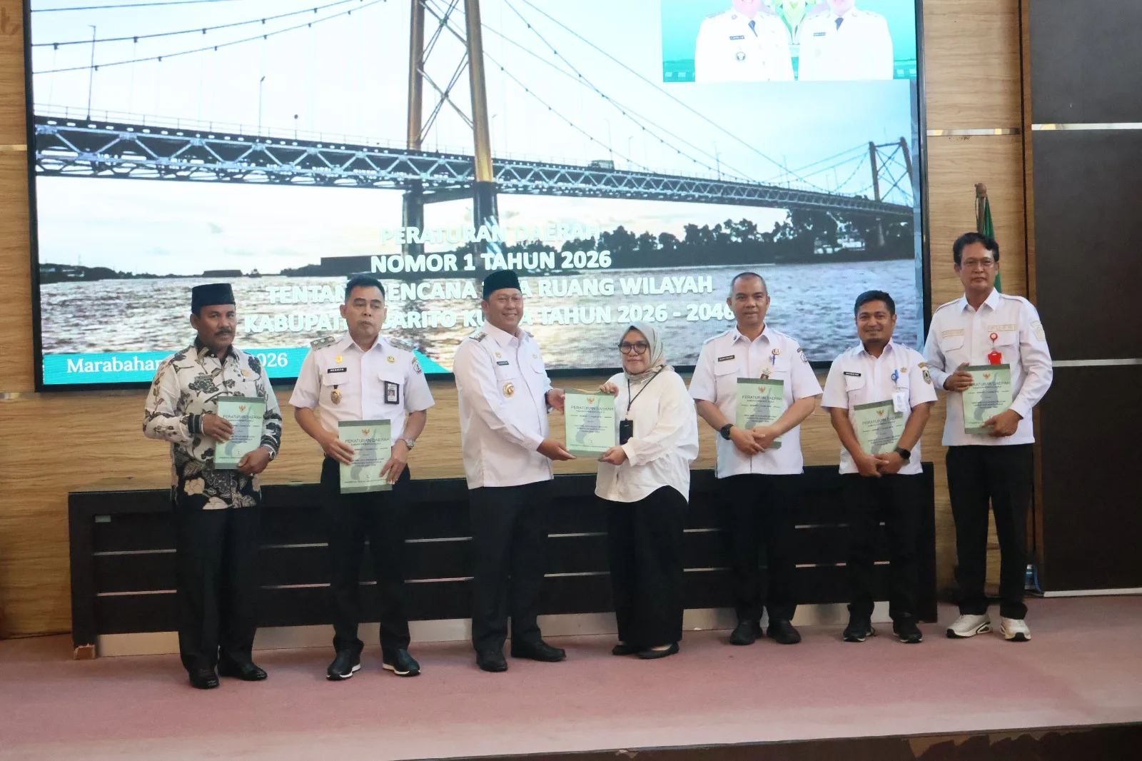 Bupati Batola Menyerahkan Secara Simbolis Peraturan Daerah (perda) Rencana Tata Ruang Wilayah (rtrw) Kabupaten Barito Kuala
