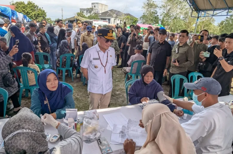 Gubernur Kalteng Agustiar Sabran Meninjau Secara Langsung Pelaksanaan Cek Kesehatan Gratis (ckg) Di Lapangan Sampuraga Lama Kabupaten Kotawaringin Barat (ist)
