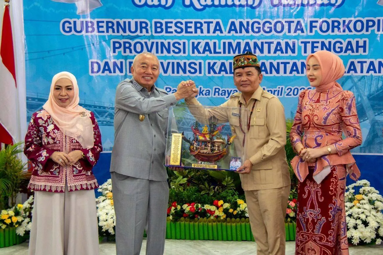 Gubernur Kalteng Agustiar Sabran Menyerahkan Cenderamata Kepada Gubernur Kalsel Muhidin Di Kegiatan Silaturahmi Dan Ramah Tamah Di Istana Isen Mulang, Palangka Raya