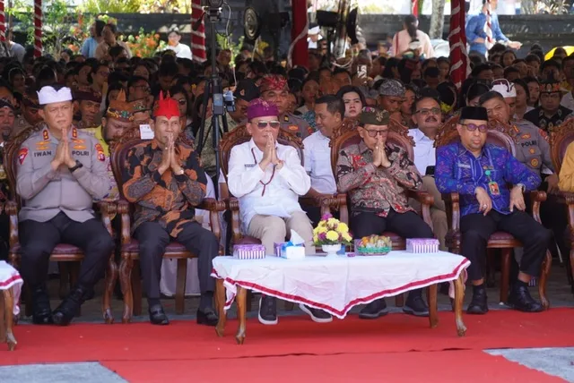 Gubernur Kalteng H. Agustiar Sabran Saat Menghadiri Dharma Shanti Nyepi Tahun Baru Saka 1948 Dan Hut Integrasi Ke 46 Kaharingan Hindu Di Wantilan Pura Pitamaha, Palangka Raya