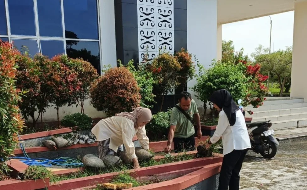 Kegiatan Jumat Bersih Di Lingkungan Kantor Dprd Batola