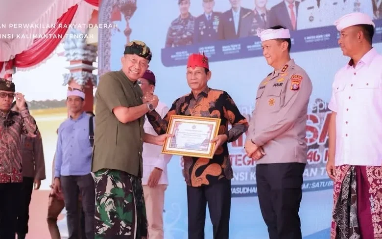 Ketua Dprd Kalteng, Arton S. Dohong Dalam Rangkaian Acara Peringatan Dharma Shanti Nyepi Tahun Baru Saka 1948 Dan Hut Integrasi Ke 46 Kaharingan Hindu Di Wantilan Pura Pitamaha, Palangka Raya