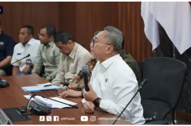 Menko Bidang Pangan, Zulkifli Hasan, Menyampaikan Perkembangan Program Koperasi Desa (foto Humas Bkn)