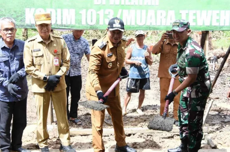 Peletakan Batu Pertama Di Proyek Pembangunan Jembatan Oleh Wakil Bupati Barito Utara, Felix Sonadie Y. Tingan