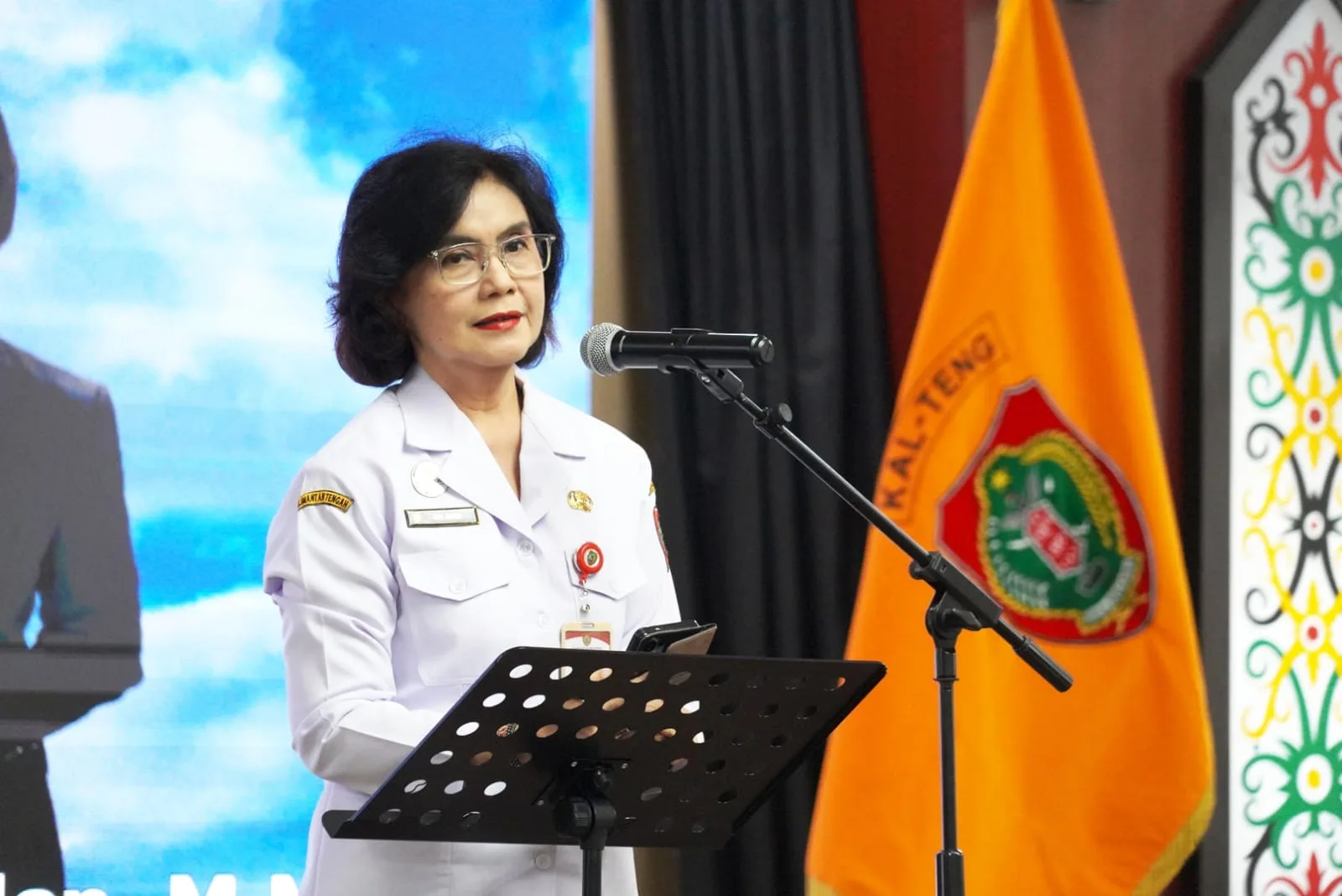 Pj. Sekretaris Daerah Provinsi Kalimantan Tengah, Linae Victoria Aden, Saat Menyampaikan Sambutan Pada Ibadah Rutin Asn Sekaligus Ibadah Perayaan Paskah Di Lingkungan Sekretariat Daerah