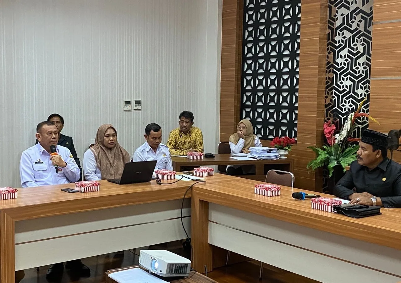 Rapat Kerja Gabungan Komisi Untuk Membahas Tahapan Pemilihan Kepala Desa (pilkades) Serentak Tahun 2026 Dengan Dinas Pmd Batola Di Ruang Rapat Dprd